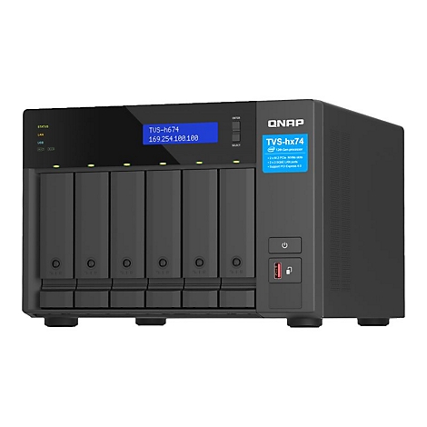 Schwarzes NAS-GerÃ¤t mit 7 EinschÃ¼ben. Oben Display mit Informationen, darunter EinschÃ¼be fÃ¼r Festplatten.