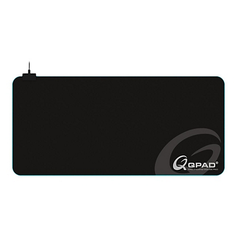Schwarzes Gaming-Mauspad mit LED-Umrandung, QPAD-Logo und Kabelanschluss.