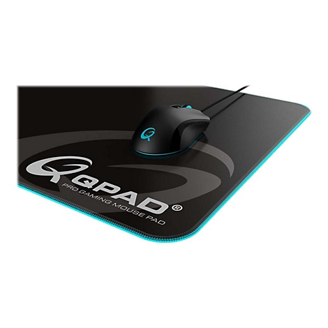 Schwarze Gaming-Maus auf einem Mauspad mit weiÃŸem Qpad-Logo und tÃ¼rkisfarbener Umrandung. Kabel verbunden.