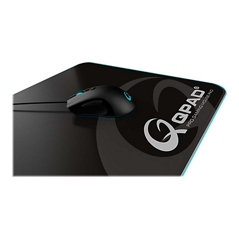 Schwarze Gaming-Maus auf schwarzem Mauspad mit tÃ¼rkisfarbenen Akzenten und QPAD-Logo.