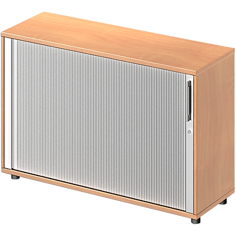 Ein Schrank aus hellem Holz mit geriffelten Schiebetüren. Griff und Füße in dunklem Metall.