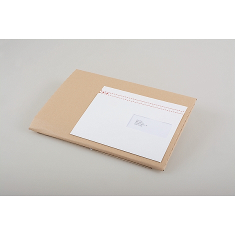 Une enveloppe sur une enveloppe marron sur fond gris.