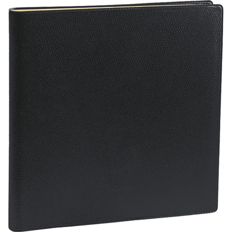 Livre en cuir noir, présenté légèrement en biais.