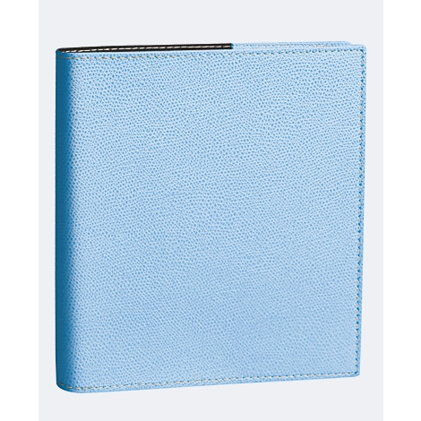 Carnet bleu clair avec une texture semblable au cuir. Bord noir en haut, cousu blanc.