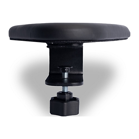 Schwarze, gepolsterte Armlehne. Mittels Schraubverschluss an einer schwarzen Metallhalterung befestigt. Auf weißem Hintergrund.