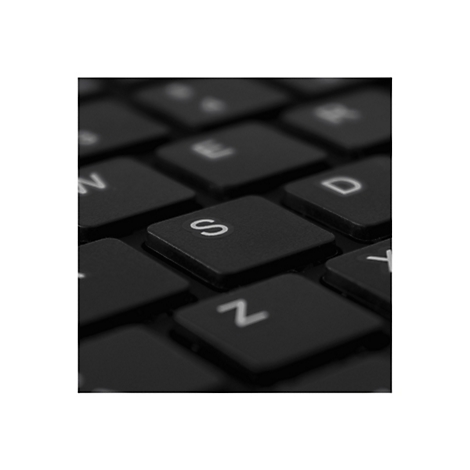 Gros plan sur un clavier noir. L'accent est mis sur la touche avec la lettre "S" en caractères blancs.