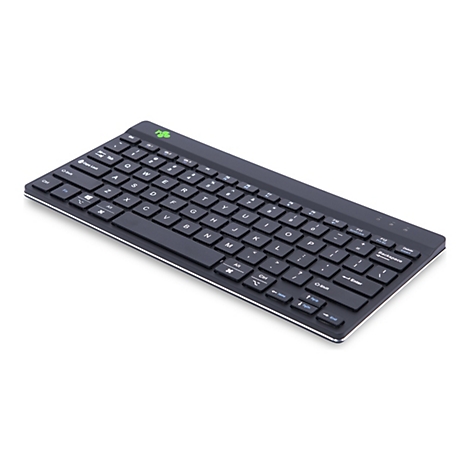 Drahtlose schwarze Tastatur mit weißen Buchstaben und Zahlen, vor weißem Hintergrund. Der Fokus liegt auf der Tastatur.