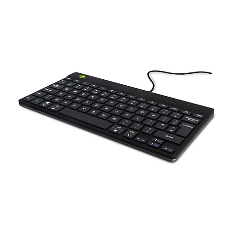 Schwarze, flache Computer-Tastatur mit Kabel vor weißem Hintergrund.