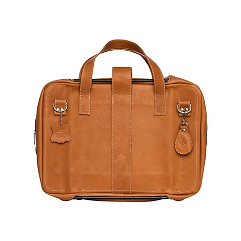 Sac en cuir marron clair avec poignées et pendentifs. Il y a du texte sur le pendentif en cuir.