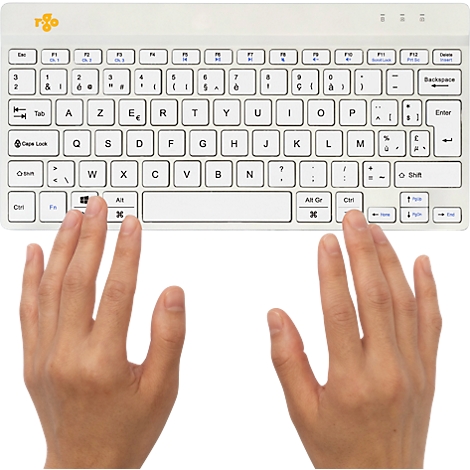 Hände tippen auf einer weißen Tastatur. Die Tastatur hat französische Buchstaben, das Logo ist orange.