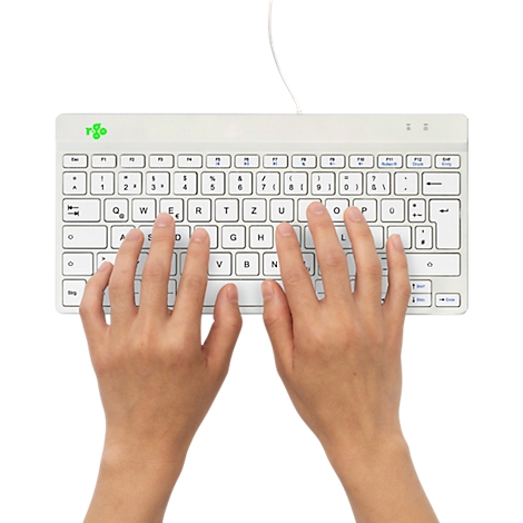 Hände tippen auf einer weißen Tastatur mit Aufdrucken. Oben links Logo von T-go. Schwarze Schriftzeichen.