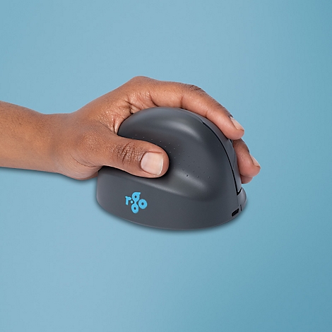 Dunkelgraue, ergonomische Vertikalmaus in einer Hand vor hellblauem Hintergrund.