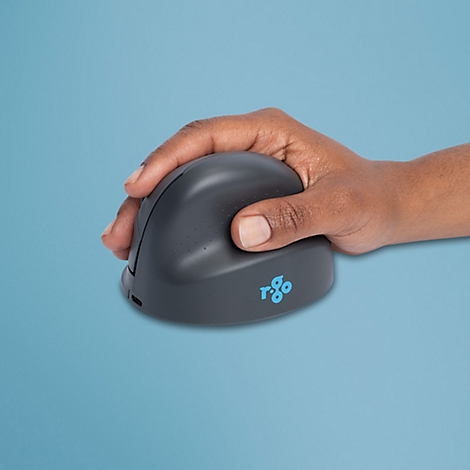 Hand bedient eine ergonomische vertikale Maus von R-Go Tools auf hellblauem Hintergrund.