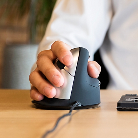 Nahaufnahme einer Hand, die eine ergonomische Maus bedient. Die Maus hat eine vertikale Form.