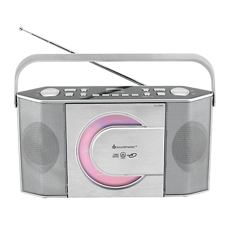 Radio Soundmaster argenté avec poignée, antenne et lecteur CD intégré. Sur le lecteur CD, un anneau lumineux rose.