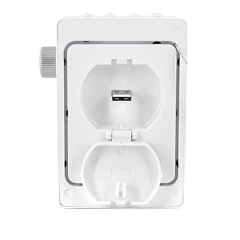 Prise murale blanche avec port USB et couvercle. Il y a un bouton argenté sur le côté gauche.