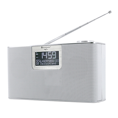Une radio argentée avec un écran affichant 14:59 et les informations de la station. Au-dessus se trouve une antenne extensible.