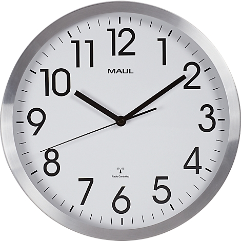 Een ronde wandklok met een zilveren rand en witte wijzerplaat. Zwarte cijfers en wijzers. De klok toont 10:10.