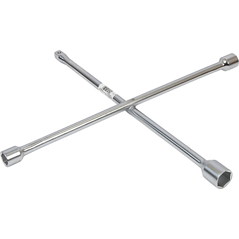 Ein Kreuzschlüssel, glänzend und aus Metall, liegt diagonal auf weißem Hintergrund. Seine Enden sind sechseckig.
