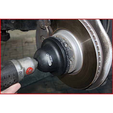 Nahaufnahme einer Bremsanlage, wobei ein Werkzeug auf die Bremsscheibe aufgesetzt wird. Auf dem Werkzeug steht „KS TOOLS“.