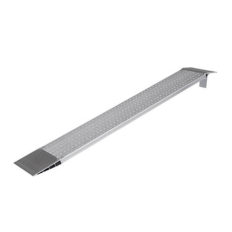 Rampe en aluminium argenté avec une surface rainurée, en diagonale sur fond blanc.
