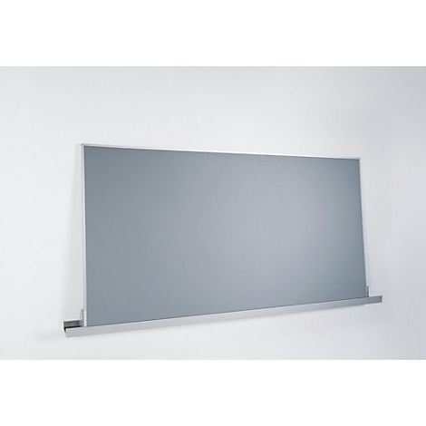 Tableau rectangulaire gris sur mur blanc, avec support argenté en bas.