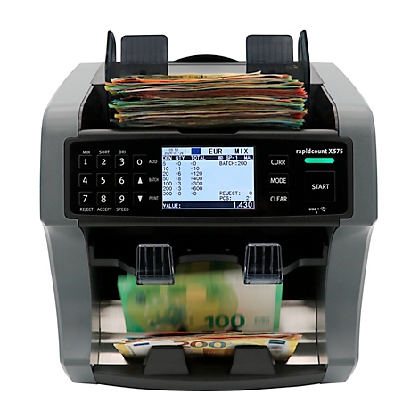 Grauer Banknotenzähler mit Geldscheinen im Ein- und Ausgabefach und Anzeige auf dem Display.