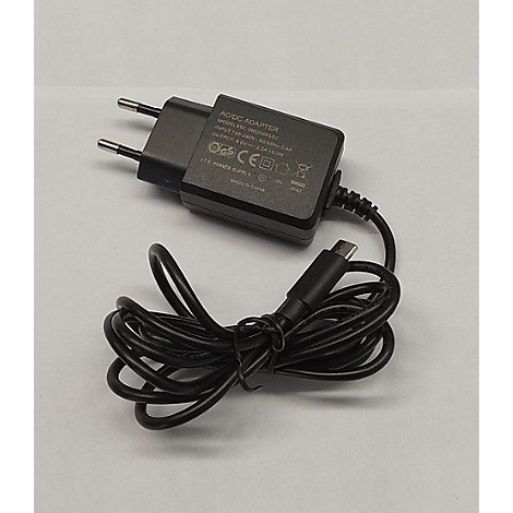 Schwarzes Netzteil mit Eurostecker und fest verbundenem Kabel mit USB-C-Anschluss auf hellem Hintergrund.