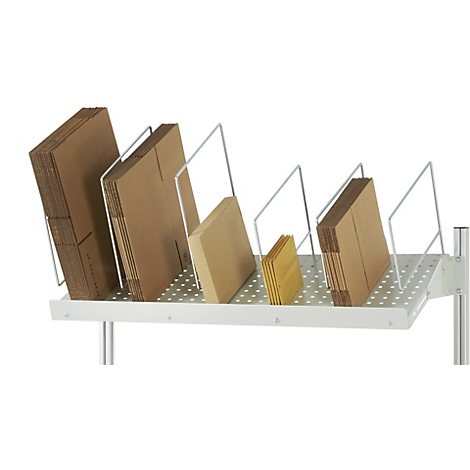Une étagère de rangement blanche avec cinq compartiments, remplie de boîtes en carton.