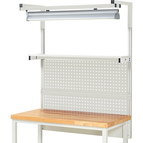 Werkbank mit Lochwand, Regal, Beleuchtung und Holzplatte.