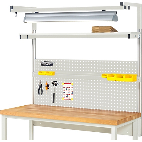 Werkbank mit Lochwand, Werkzeugen und Beleuchtung. Holzplatte, grauer Rahmen, gelbe Halterungen.