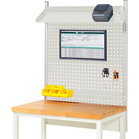 Werkbank mit Werkzeugen, Computerbildschirm, Etikettendrucker und gelben Behältern. Holztisch mit weißem Gestell, Lochplatte, Werkzeuge und Bildschirm.
