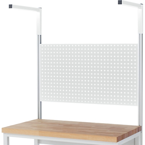 Werkbank mit Lochwand. Holzplatte mit weißem Metallrahmen und perforierter Platte für Werkzeug.