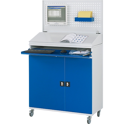 Blau-weißer Arbeitsplatz mit PC-Bildschirm, Tastatur, Schublade, Lochwand und Ablage.