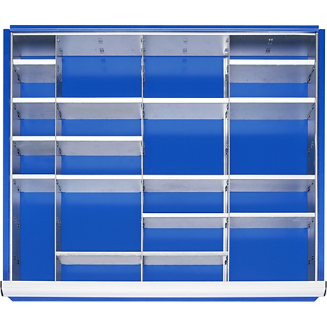Blauer, leerer Schrank mit Regalen, von oben fotografiert.