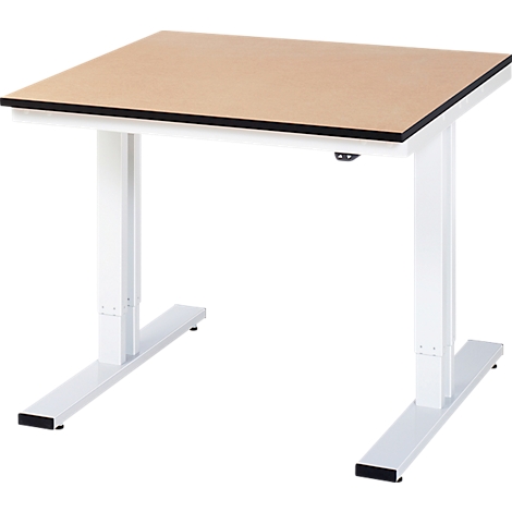 Bureau réglable en hauteur avec plateau en bois clair, bord noir et pieds blancs.
