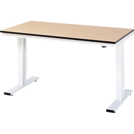 Un bureau blanc réglable en hauteur avec un plateau de table brun clair et un bord noir, sur fond blanc.