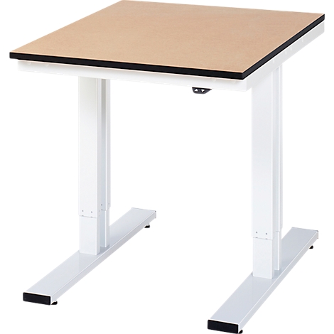 Un bureau réglable en hauteur, carré avec un plateau en bois et des pieds en métal blanc.