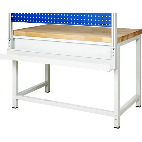 Werkbank met houten blad, wit frame en blauw pegboard.