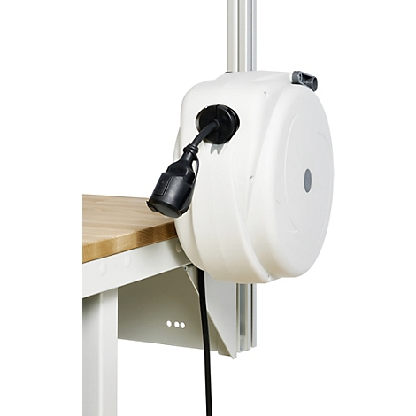 Witte kabelhaspel met zwarte stekker aan tafel bevestigd.