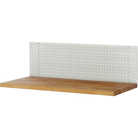 Holzregal mit Lochwand im Detail. Das Regal besteht aus einer Holzablage und einer grauen Lochwand.