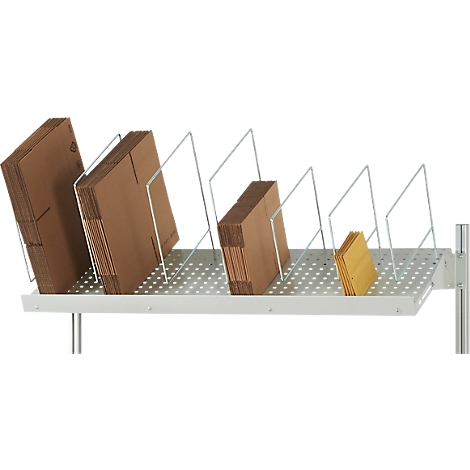 Ein graues Metallregal mit mehreren Fächern, gefüllt mit braunen Kartons. Ein kleineres Fach enthält gelbe Umschläge.