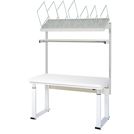 Weißer Stehschreibtisch mit Regal. Der Schreibtisch hat eine verstellbare Höhe und eine Ablage für Unterlagen.