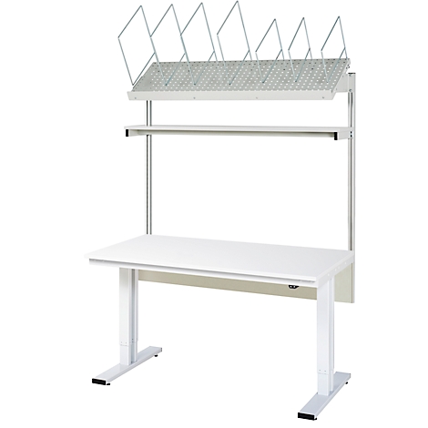 Ein weißer, höhenverstellbarer Schreibtisch mit Regalen, Leuchten und Halterungen.