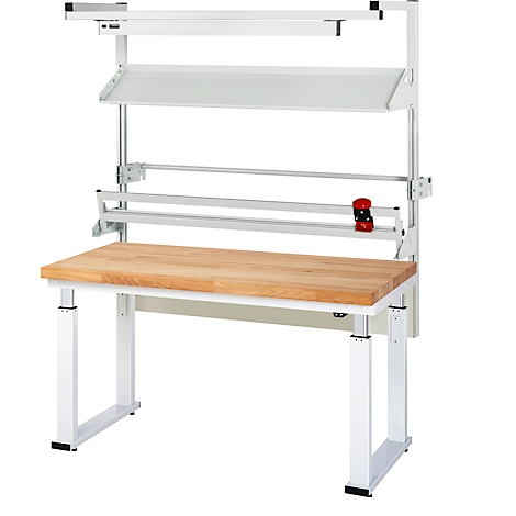 Werkbank mit heller Holzplatte, weißem Gestell und Aufsatz mit Ablage und Papierhalter.