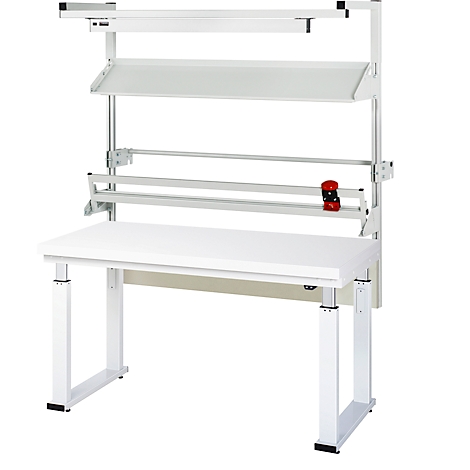 Ein weißer, höhenverstellbarer Arbeitstisch mit Ablage und Beleuchtung. Details: Rot-schwarzer Rollenhalter, graue Ablage.