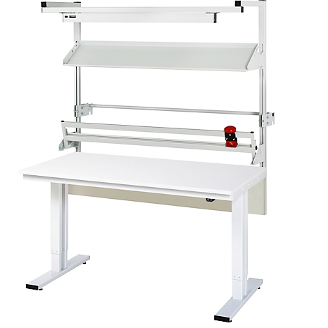 Ein weißer, höhenverstellbarer Schreibtisch mit Anbauten. Über der Arbeitsfläche befinden sich eine Ablage und eine Papierrollenhalterung.