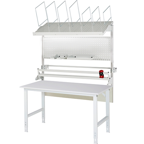 Weißer Packtisch mit Regal, Lochwand und Papierhaltern. Am Regal sind Werkzeuge befestigt. Auf der rechten Seite ist ein roter Stift befestigt.