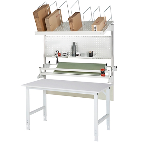 Weißer Packtisch mit Lochwand, Ablage und Verpackungsmaterial.