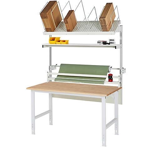 Werkbank mit Regalen. Oben: Kartons, gelbe Behälter. Unten: Papierrolle. Holzplatte, weißes Gestell. Hintergrund weiß.